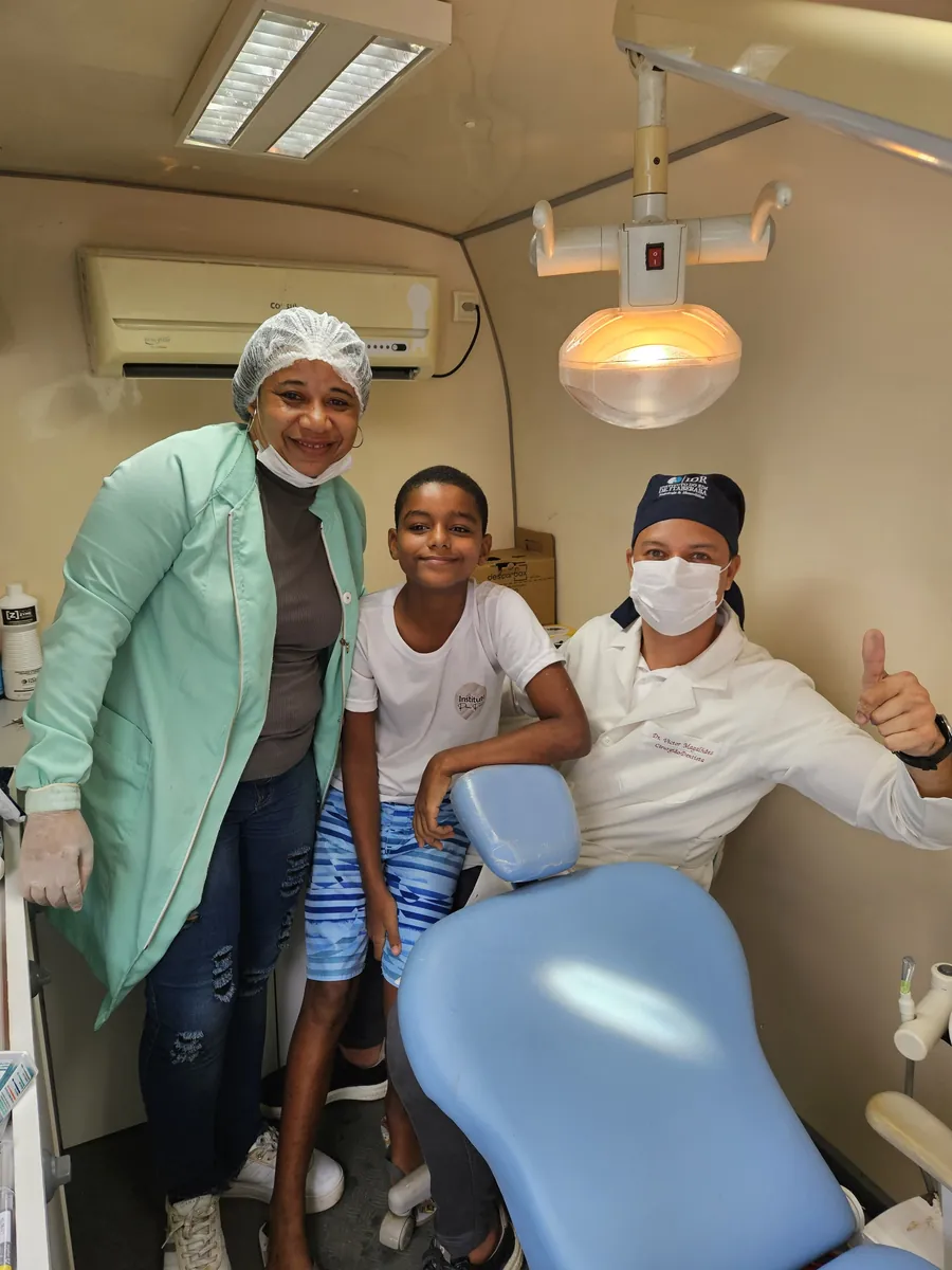 Dr. Victor Magalhães em atendimento odontológico em unidade móvel